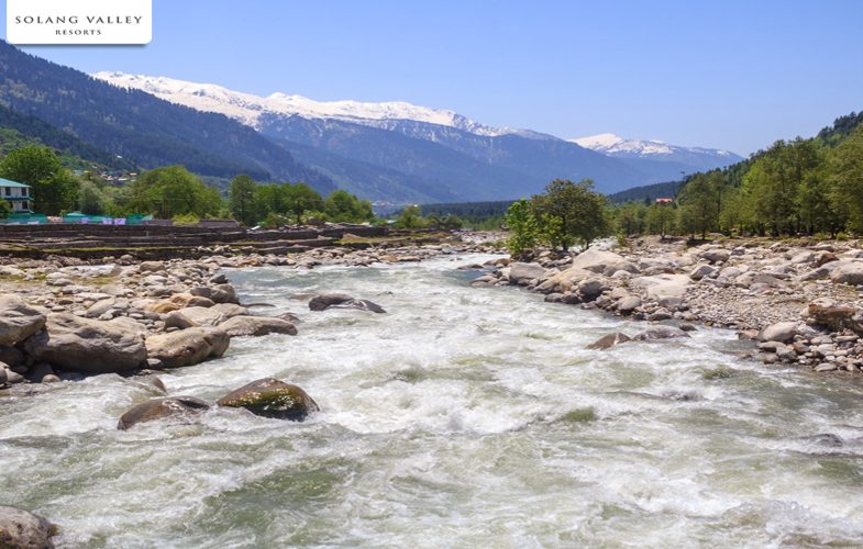 What are the Advantage of Staying in a Resort in Manali on a Holiday?