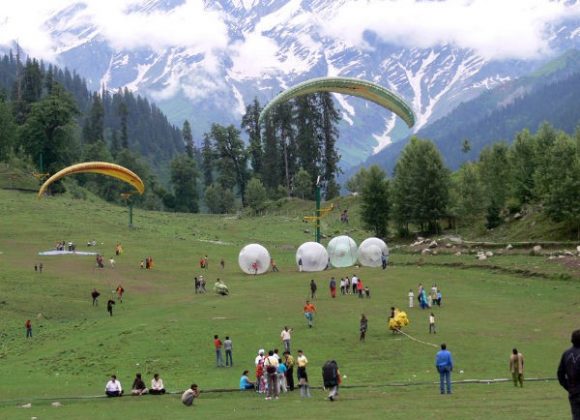 What makes Solang Valley a perfect holiday destination?